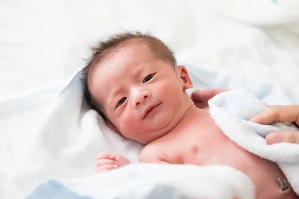 Bayi Yang Baru Lahir Mengeringkan Tubuh Dengan Handuk Setelah Mandi — Stok Foto