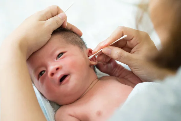 Asijské Novorozeně Čištění Uší Koupeli — Stock fotografie