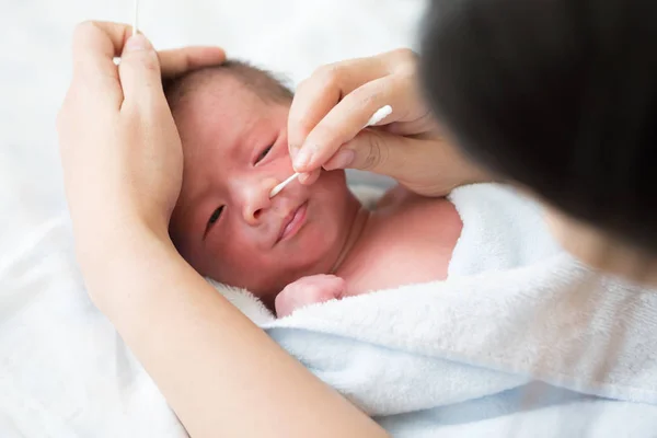 Bayi Asia Yang Baru Lahir Membersihkan Hidung Dan Mengeluarkan Ingus — Stok Foto