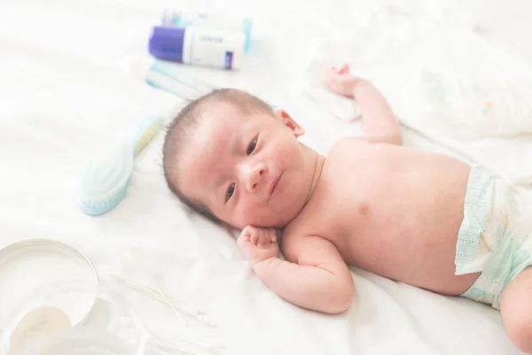 Bayi Laki Laki Asia Yang Baru Lahir Dan Aksesoris Bayi — Stok Foto