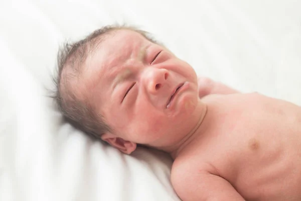 Bayi Laki Laki Yang Baru Lahir Menangis Tempat Tidur Hari — Stok Foto