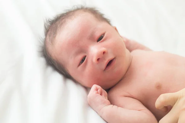 Bayi Yang Baru Lahir Asia Tidak Mengenakan Kemeja Untuk Mempersiapkan — Stok Foto