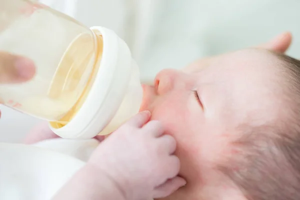 Ibu Memberi Makan Bayi Dengan Botol Susu — Stok Foto