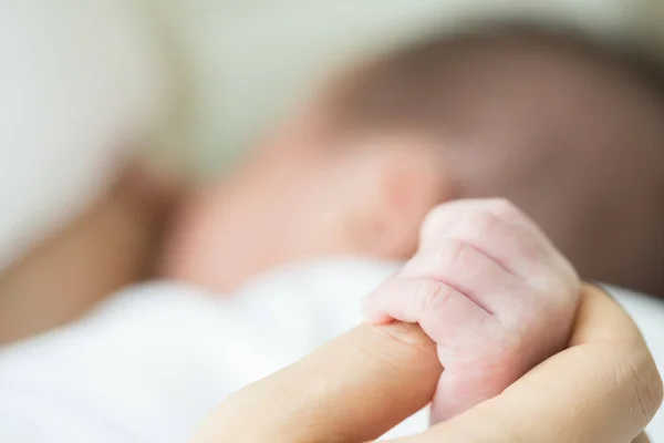 Fokus Yang Lembut Dan Kabur Dari Tangan Bayi Menyentuh Tangan — Stok Foto