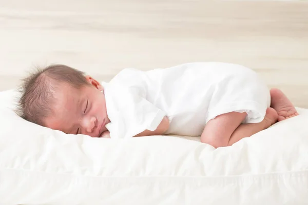 Bayi Laki Laki Yang Baru Lahir Tertidur Tempat Tidur Hari — Stok Foto