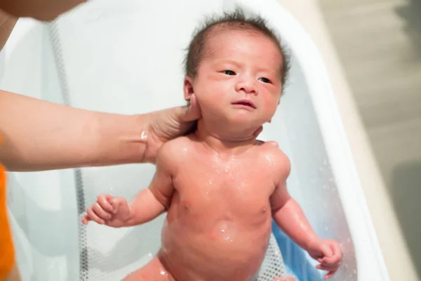 Bayi Laki Laki Asia Yang Baru Lahir Mandi Bak Mandi — Stok Foto