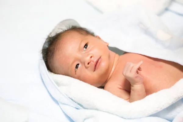 Bayi Asia Menyeka Dengan Handuk Setelah Mandi — Stok Foto