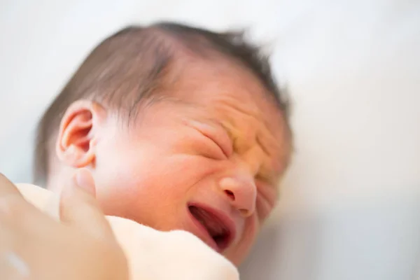 Bayi Laki Laki Yang Baru Lahir Menangis Dan Bayi Berteriak — Stok Foto