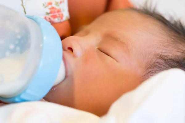 Ibu Memberi Makan Bayinya Dengan Botol Susu — Stok Foto