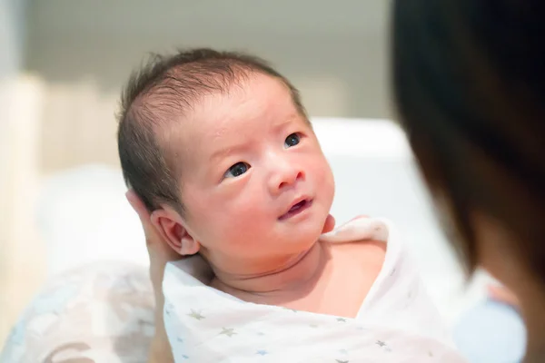 Bayi Laki Laki Asia Yang Baru Lahir Dengan Kain Pembungkus — Stok Foto