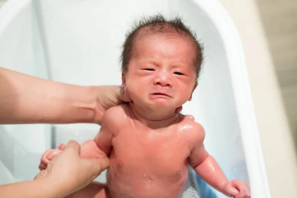 Bayi Laki Laki Asia Yang Baru Lahir Mandi Bak Mandi — Stok Foto