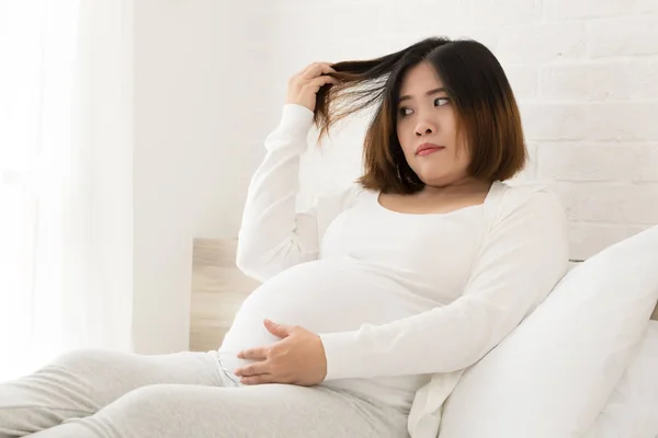 Азиатская Беременная Женщина Сделать Новый Цвет Волос Потому Влияет Плод — стоковое фото