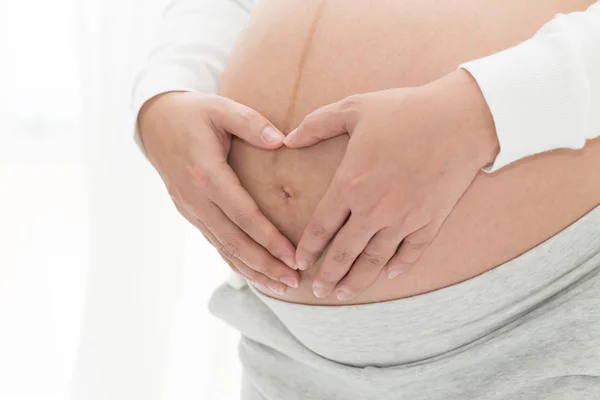 Primer Plano Barriga Embarazada Con Abrazo Barriga Las Manos Forma —  Fotos de Stock