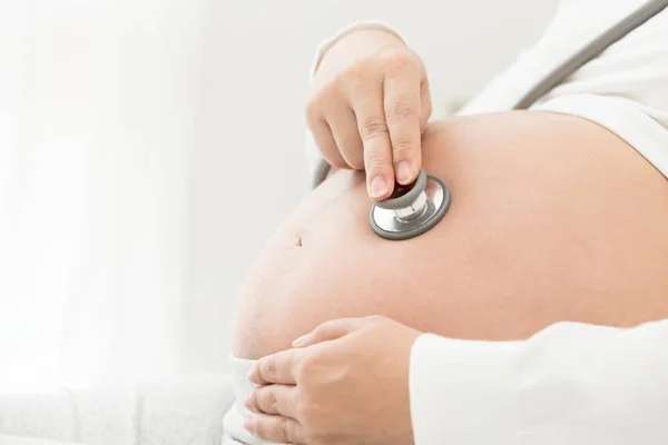 임산부와 의사의 — 스톡 사진