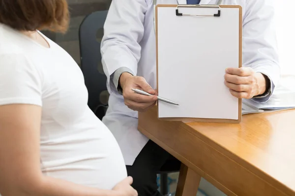 Medico Sta Consultando Donne Incinte — Foto Stock