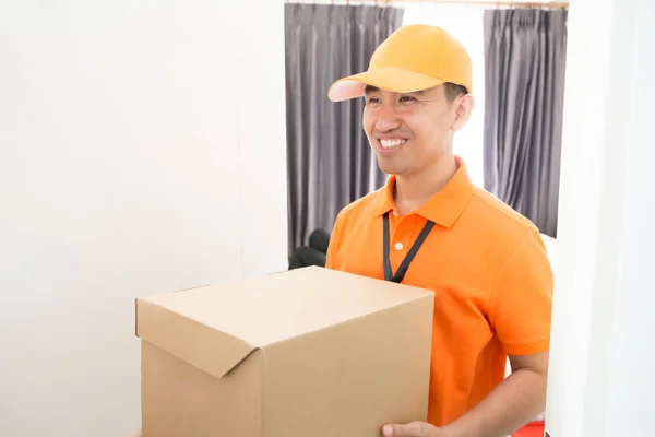 Entrega Homem Enviando Caixa Para Cliente — Fotografia de Stock