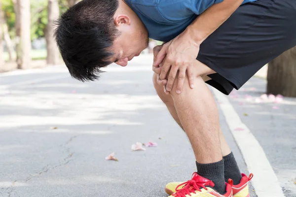 运动时有膝关节痛的人 — 图库照片