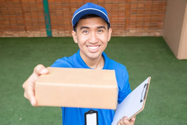 Entrega Homem Enviando Caixa Para Cliente — Fotografia de Stock