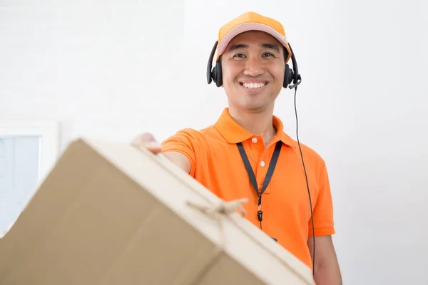 Entrega Homem Enviando Caixa Para Cliente — Fotografia de Stock