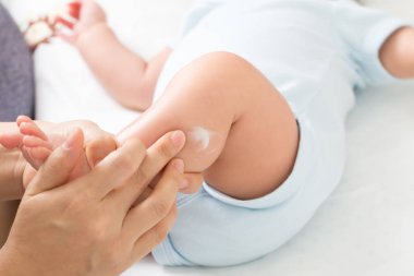 Anne krem cilt bacak hidrasyon, Cilt Bakımı ve krem nemlendirici kavramı korumak için yardımcı olan bebek çocuk uyguluyor