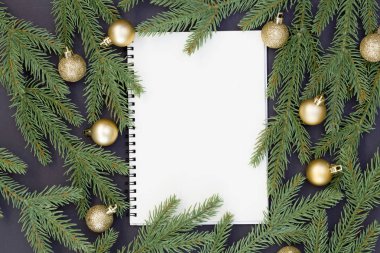 Beyaz kağıt ve Noel dekoratif, çam kozalakları, metin bilgisi için siyah arka plan ve kopya alanı dallarda köknar üstten görünüm