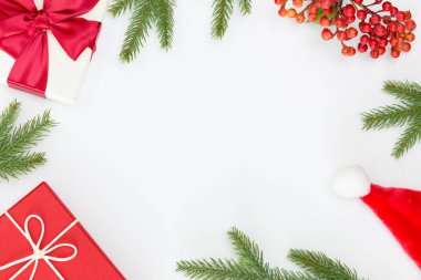 Beyaz arka plan ve kopya alanı metin bilgi FIR üstten görünüm Noel kompozisyon, hediye kutusu, çam kozalakları şubeleri