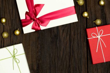 Hediye kutusu metin bilgi için boş alanı olan ahşap arka plan üzerinde yukarıdan