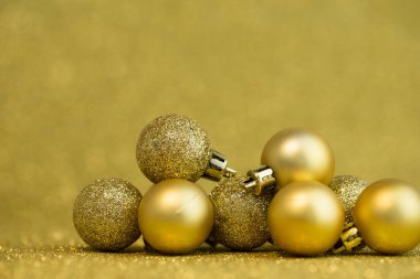 Yeni yıl arifesinde parti altın glitter topu ile