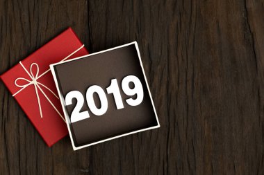 Mutlu yeni yıl 2019 kırmızı hediye kutusu ile üstten görünüm ahşap arka plan üzerinde