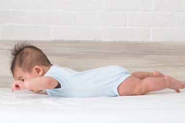 Bebek Çocuk basma göğüs ve bazen kollarıyla bacaklarını yana doğru bebek ve yürümeye başlayan çocuk beceri kavramının eylem kaldırdı