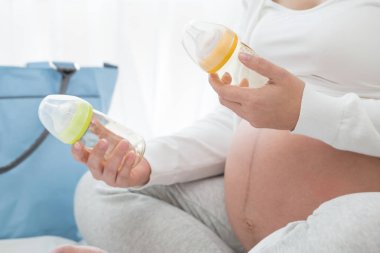 Hamile kadın için anne sütü biberonla beslemek seçme