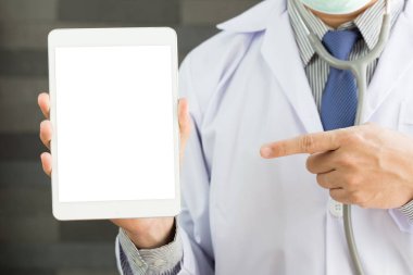 Doktor holding boş dijital tablet
