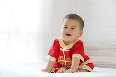 Kırmızı elbise için Çin yeni yılı var erkek bebek