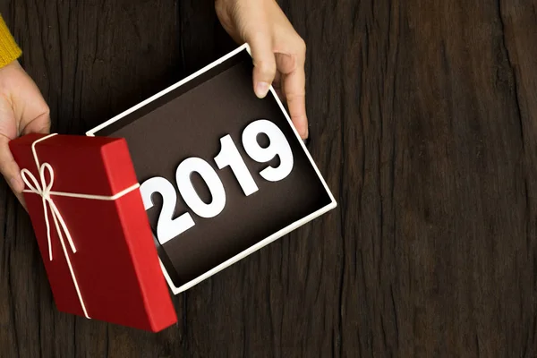 Draufsicht Auf Frohes Neues Jahr 2019 Mit Roter Geschenkschachtel Auf — Stockfoto