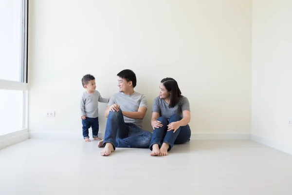 Feliz Asiático Familia Con Bebé Niño Tener Divertido Juntos Piso —  Fotos de Stock