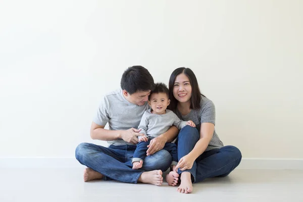 Feliz Asiático Familia Con Bebé Niño Tener Divertido Juntos Piso —  Fotos de Stock