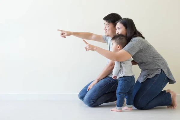 Feliz Asiático Familia Mirando Lejos Apuntando Arriba —  Fotos de Stock