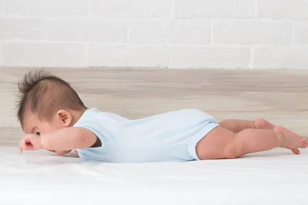 Bayi Laki Laki Mengangkat Dada Dan Kadang Kadang Kaki Dengan — Stok Foto