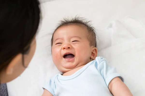 Feliz Juego Bebé Sonriendo Con Mamá — Foto de Stock