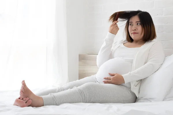 Mujer Embarazada Asiática Puede Hacer Nuevo Color Pelo Porque Afecta —  Fotos de Stock