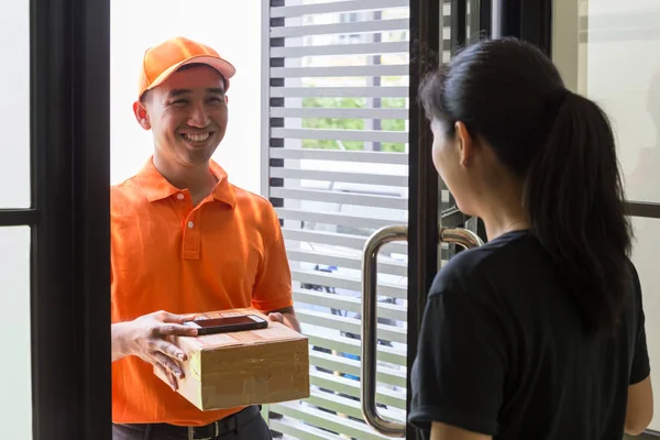 Mulheres Cliente Abrir Porta Para Receber Parcela Homem Entrega — Fotografia de Stock