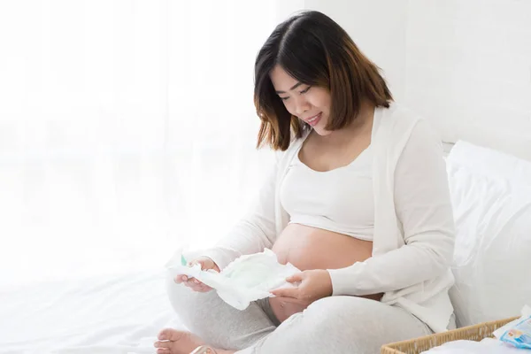 Беременные Женщины Готовят Подгузники Новорожденного — стоковое фото