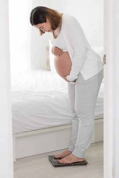 Беременные Женщины Взвешивают Набора Веса Время Беременности Восемь Месяцев — стоковое фото