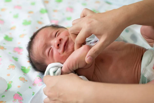 Ibu Mengganti Pakaian Bayi Memakai Konsep Bayi Yang Baru Lahir — Stok Foto