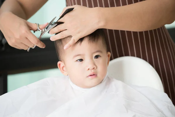 Baby Boy Strzyżenia Włosów Przez Jego Mama Domu — Zdjęcie stockowe
