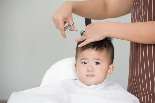 Niño Cortando Pelo Por Mamá Casa — Foto de Stock