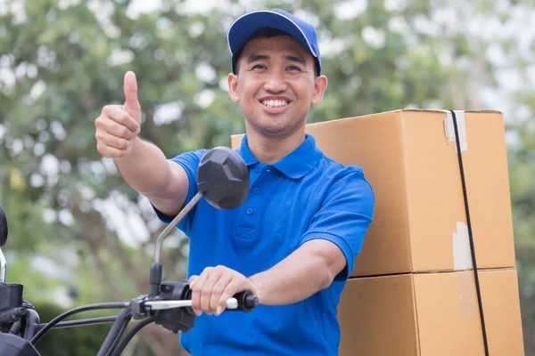 Entrega Homem Enviar Encomendas Com Motores Polegar Para Cima — Fotografia de Stock