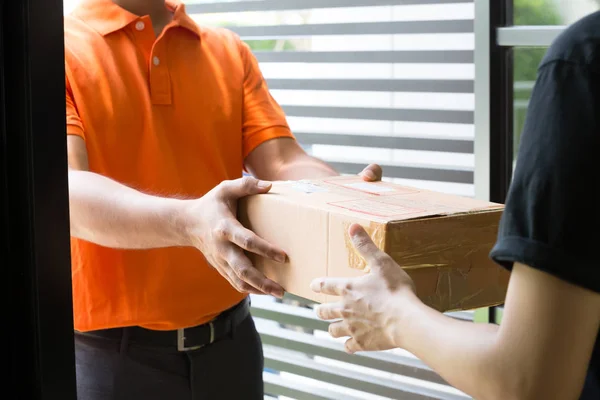 Mujer Mano Aceptar Una Entrega Cajas Repartidor — Foto de Stock