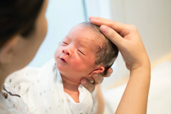 Ibu Memberikan Bayinya Pertama Mandi Mandi Konsep Baru Lahir — Stok Foto