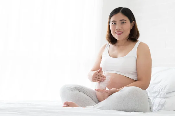 Asian Pregnant Woman Using Stretch Mark Creams — Stock Photo, Image